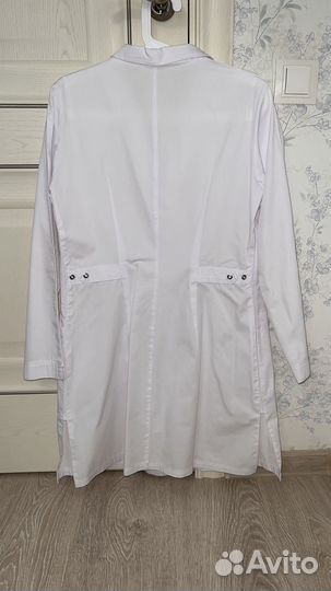 Белый медицинский халат женский
