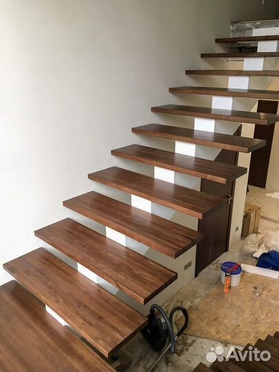 Металлическая лестница на монокосоуре