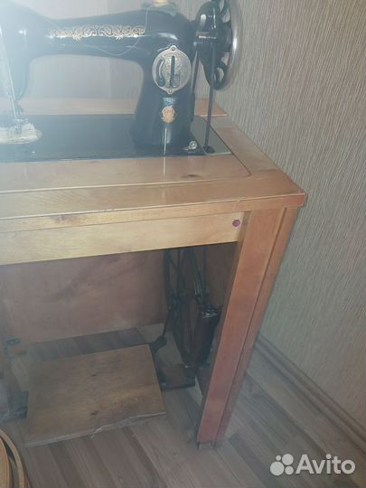 Швейная машина Чайка 142