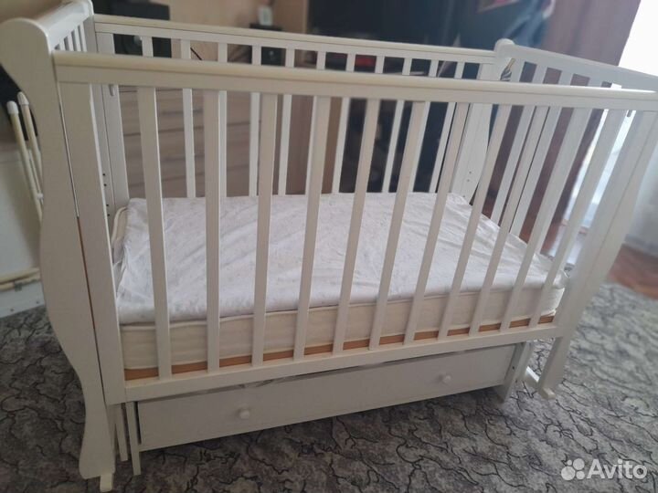 Детская кроватка с маятником и ящиком