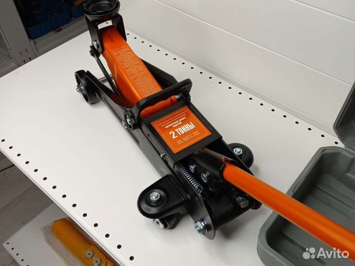 Домкрат подкатной 2т