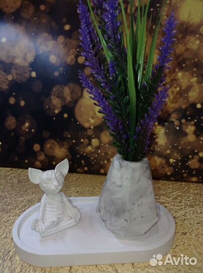 Гипсовая фигура и кашпо со мхом