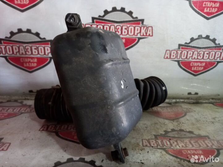 Патрубок воздушного фильтра Toyota Hiace LH129 3L