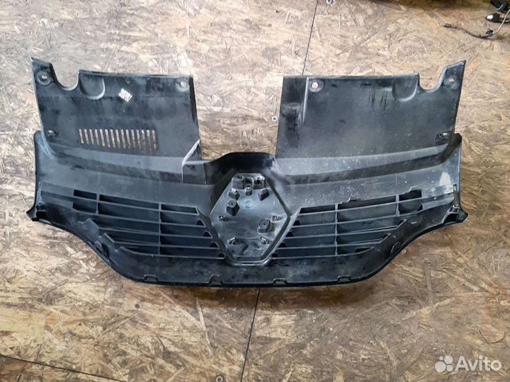 Решетка радиатора Рено Логан 2 Сандеро 2