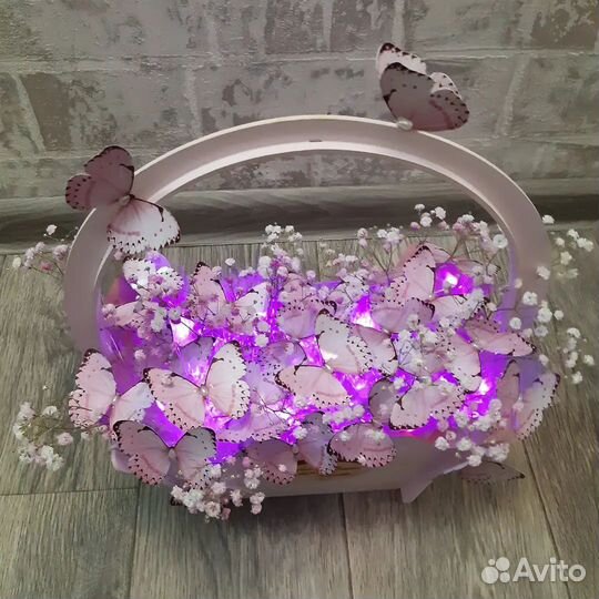 Букет из бабочек с гипсофилами в корзинке