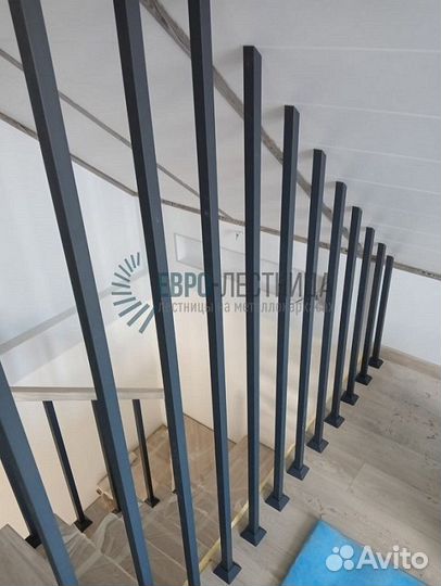 Металлические рейки в потолок балюстрада