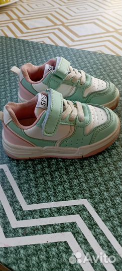 Жилет и кроссовки для девочки