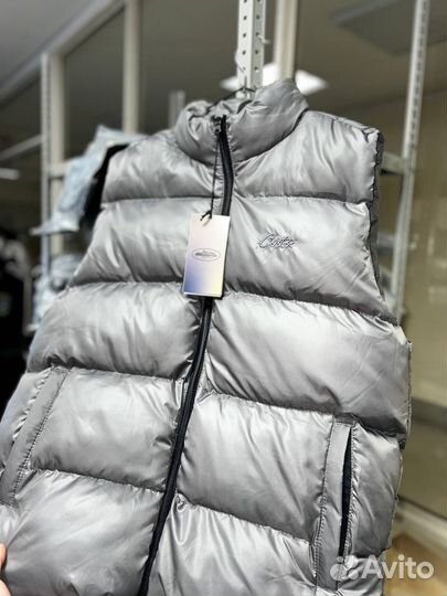 Серая пуховая жилетка