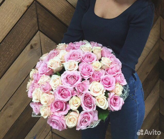 Цветы 51 роза с оформлением