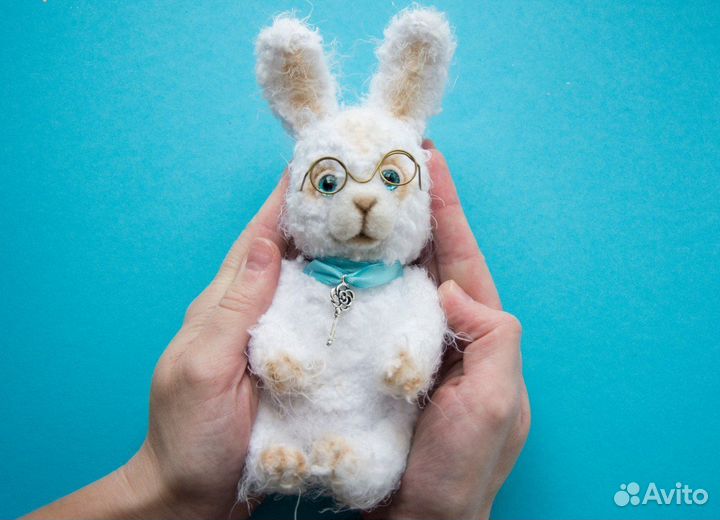 Игрушка заяц вязаный