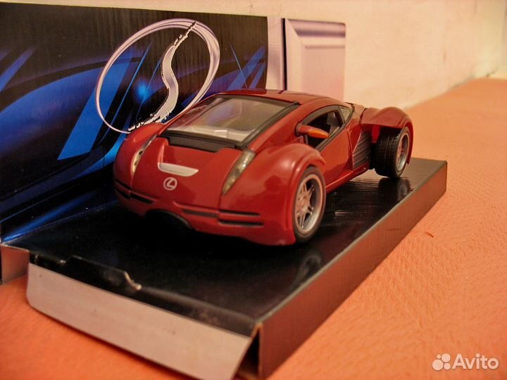 Коллекционная машина Lexys Futuristic M 1/24 N2