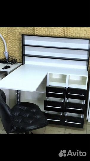 Маникюрный стол