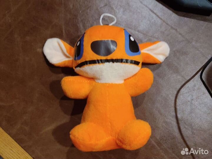 Оранжевая плюшевая игрушка 