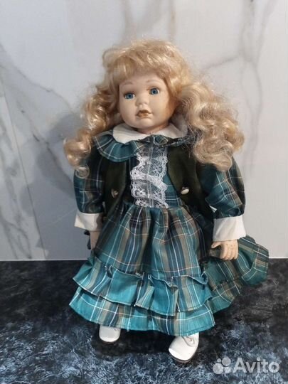 Кукла фарфоровая