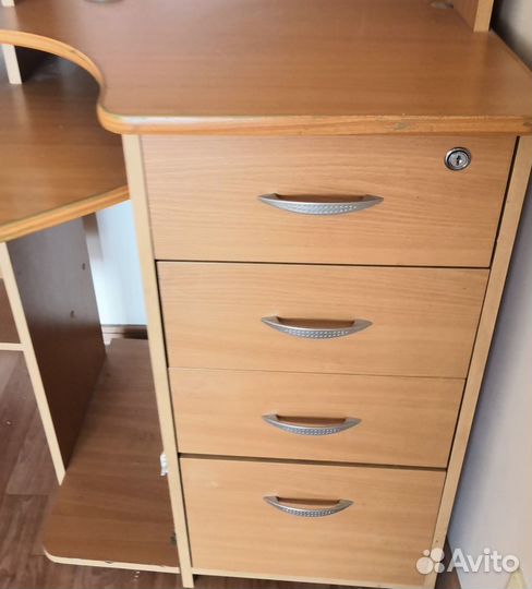 Компьютерный стол угловой с полками