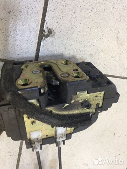 Замок дверной передний правый Nissan Armada VK56DE