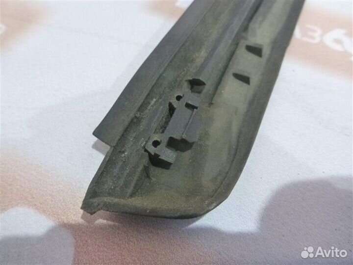 Уплотнительная резинка стекла задняя правая Volvo