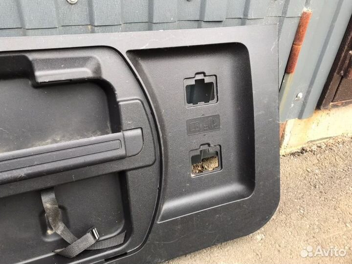 Обшивка двери багажника Mitsubishi Pajero IV