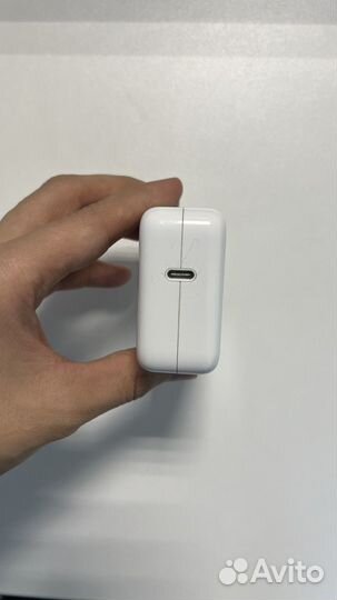 Зарядный блок на iPhone и macbook