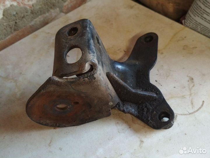 Volkswagen B3 опора двигателя 1.8