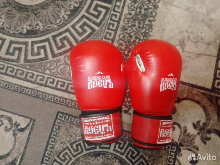 Шлем, боксёрские перчатки и скакалка