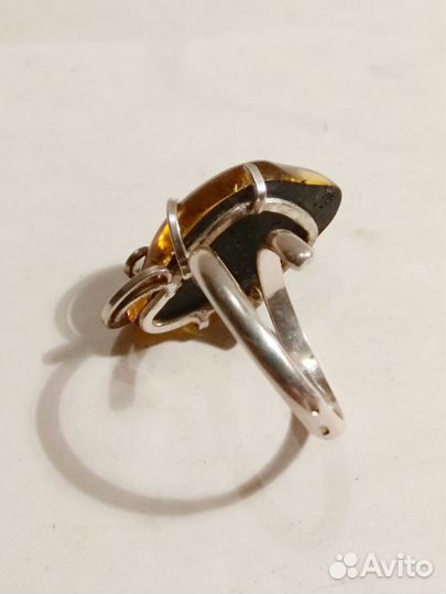 Серебряное кольцо с янтарем