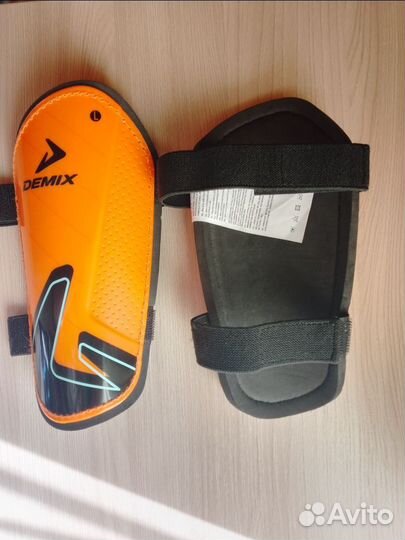 Щитки футбольные demix