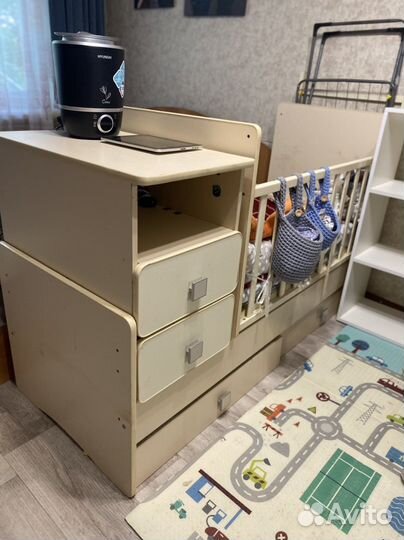 Детская кроватка с маятником