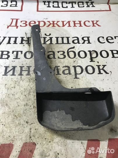 Брызговик передний правый Nissan Pathfinder