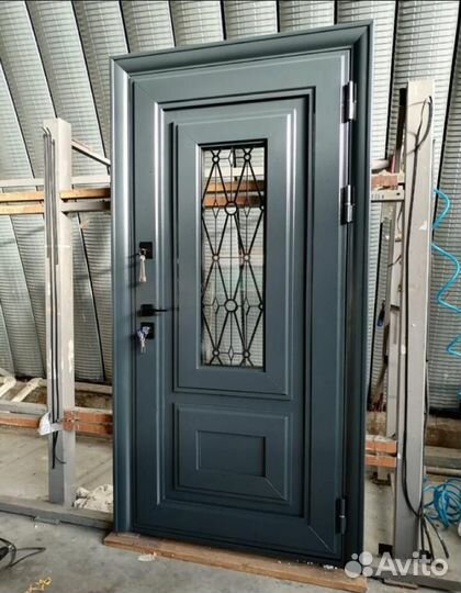 Входная дверь в квартиру с зеркалом