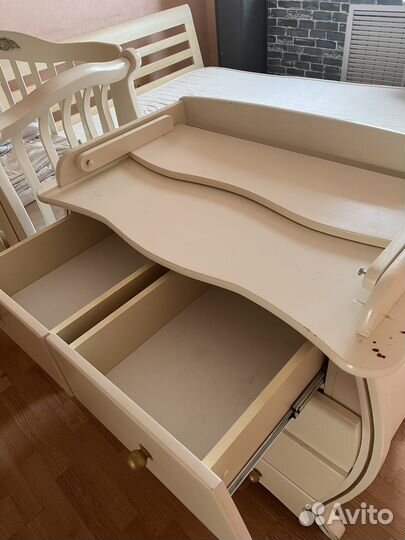 Детская кроватка с маятником и пеленальный стол