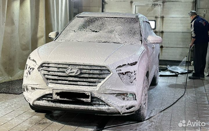 Мойщик автомобилей в автосалон