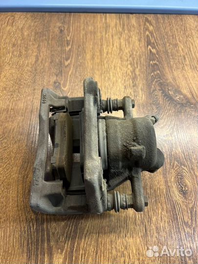 Суппорт тормозной передний левый Nissan Note