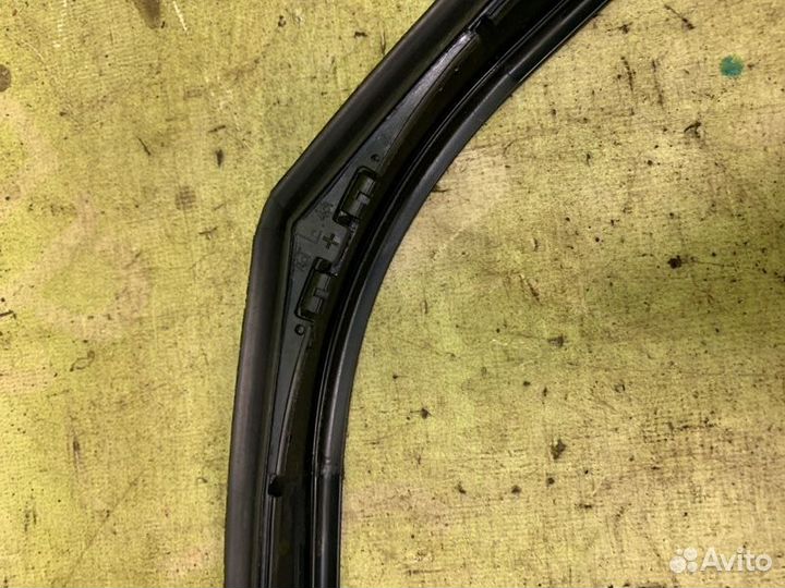 Уплотнитель двери передний левый Land Rover Range