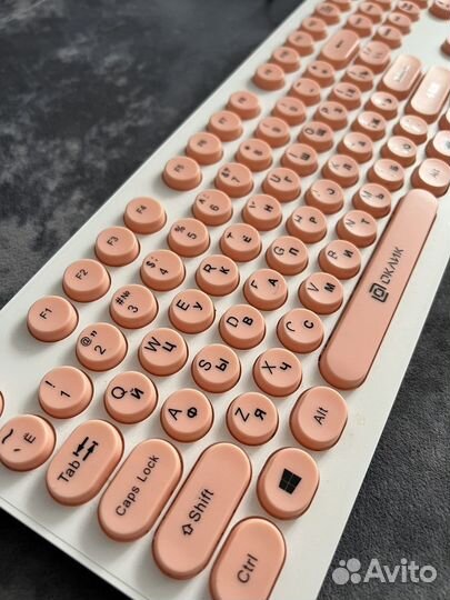 Розовая клавиатура с круглыми кнопками