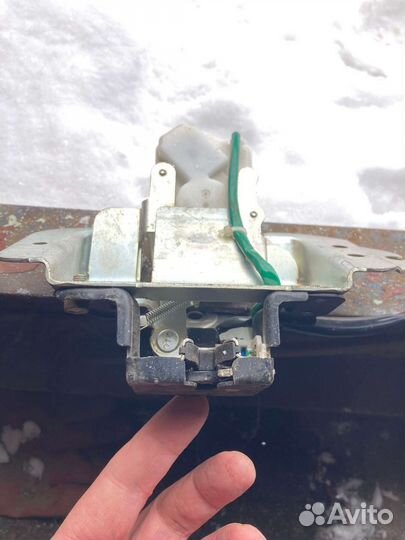 Замок стекла багажника Toyota Highlander II 2013 г