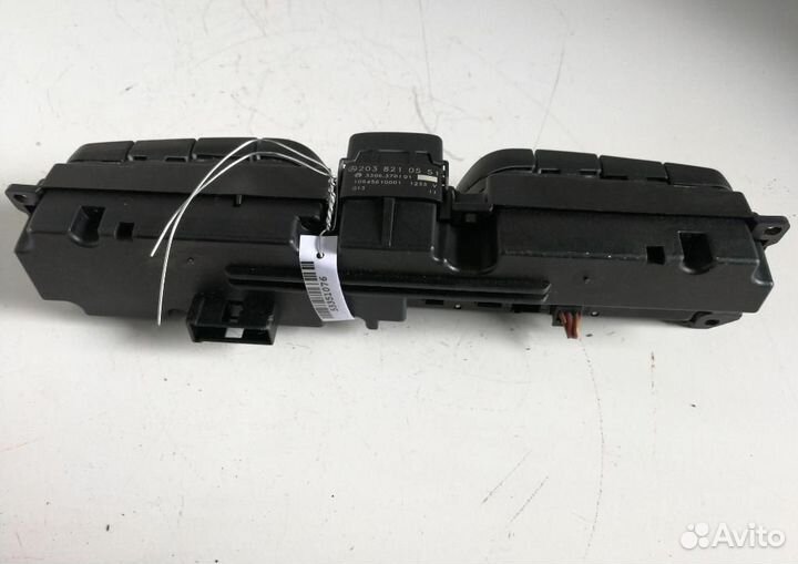 Кнопка аварийной сигнализации Mercedes-Benz C-Clas