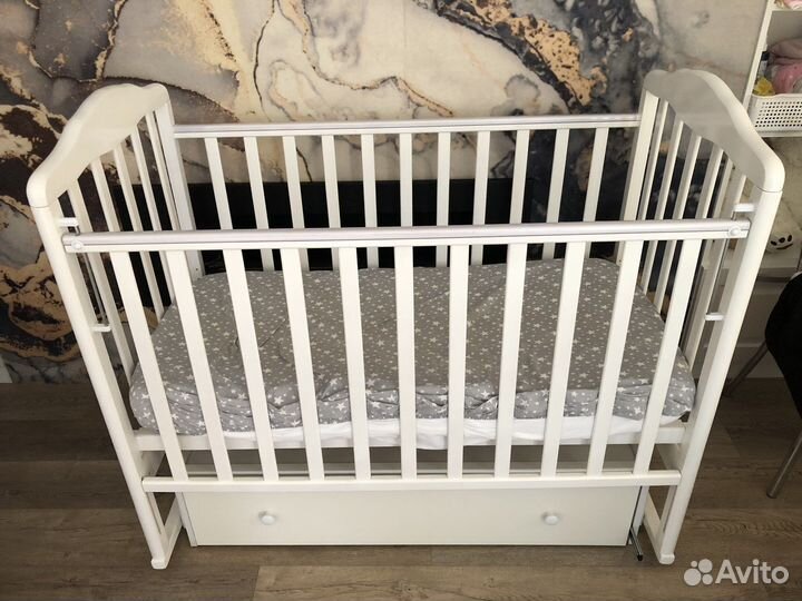 Детская кроватка с маятником и ящиком