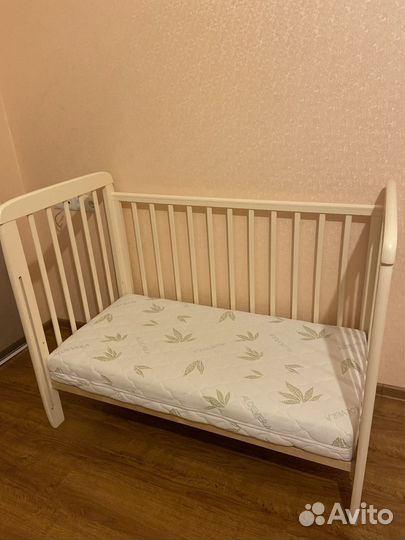 Детская кроватка с маятником и ящиком