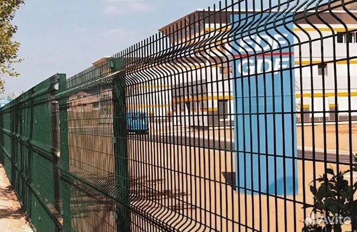 Забор металлический с металлическими столбами под