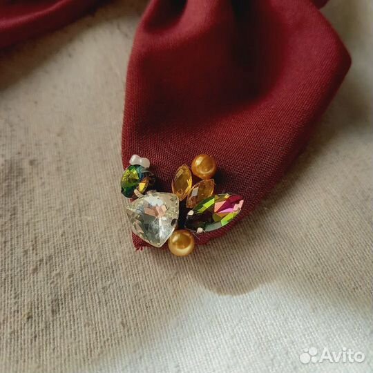 Воротничок и заколка для волос