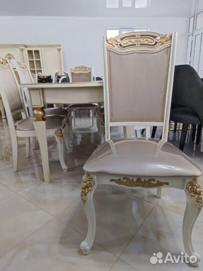 Стол и стулья