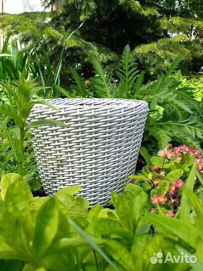 Кашпо из искусственного ротанга