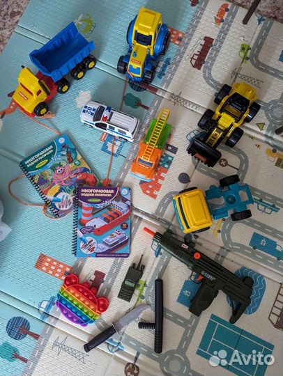 Много игрушек машинки руль