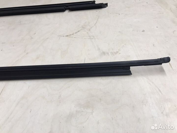 Уплотнитель стекла водительской двери Passat B8