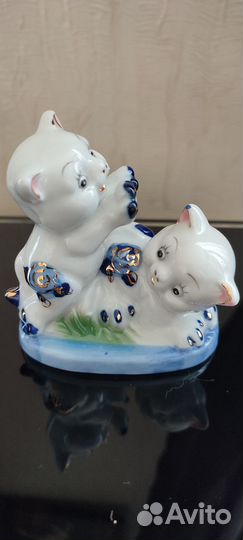 Фигурка из двух играющих котят