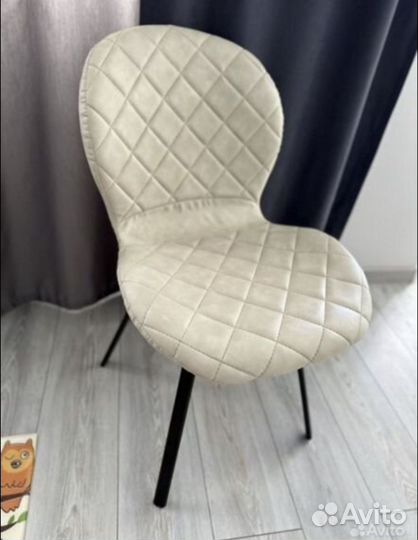 Стол и стулья