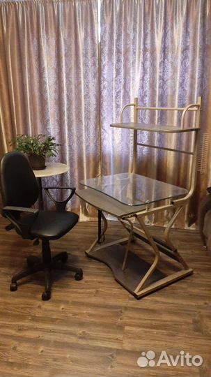 Компьютерный стол и кресло