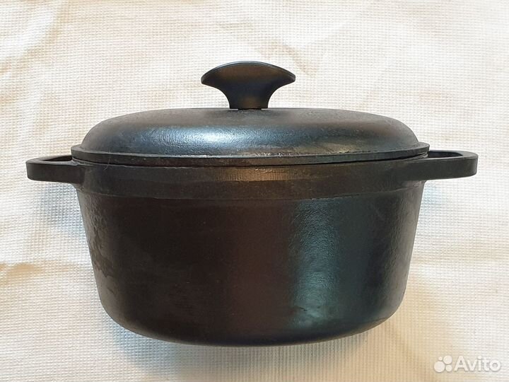 Чугунная кастрюля на 3,5 литра с чугунной крышкой