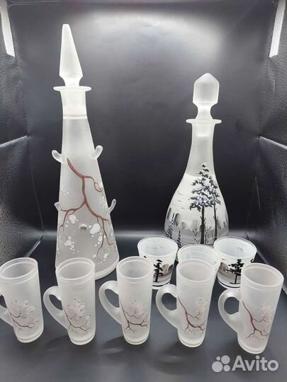 Старинные графины с рюмками